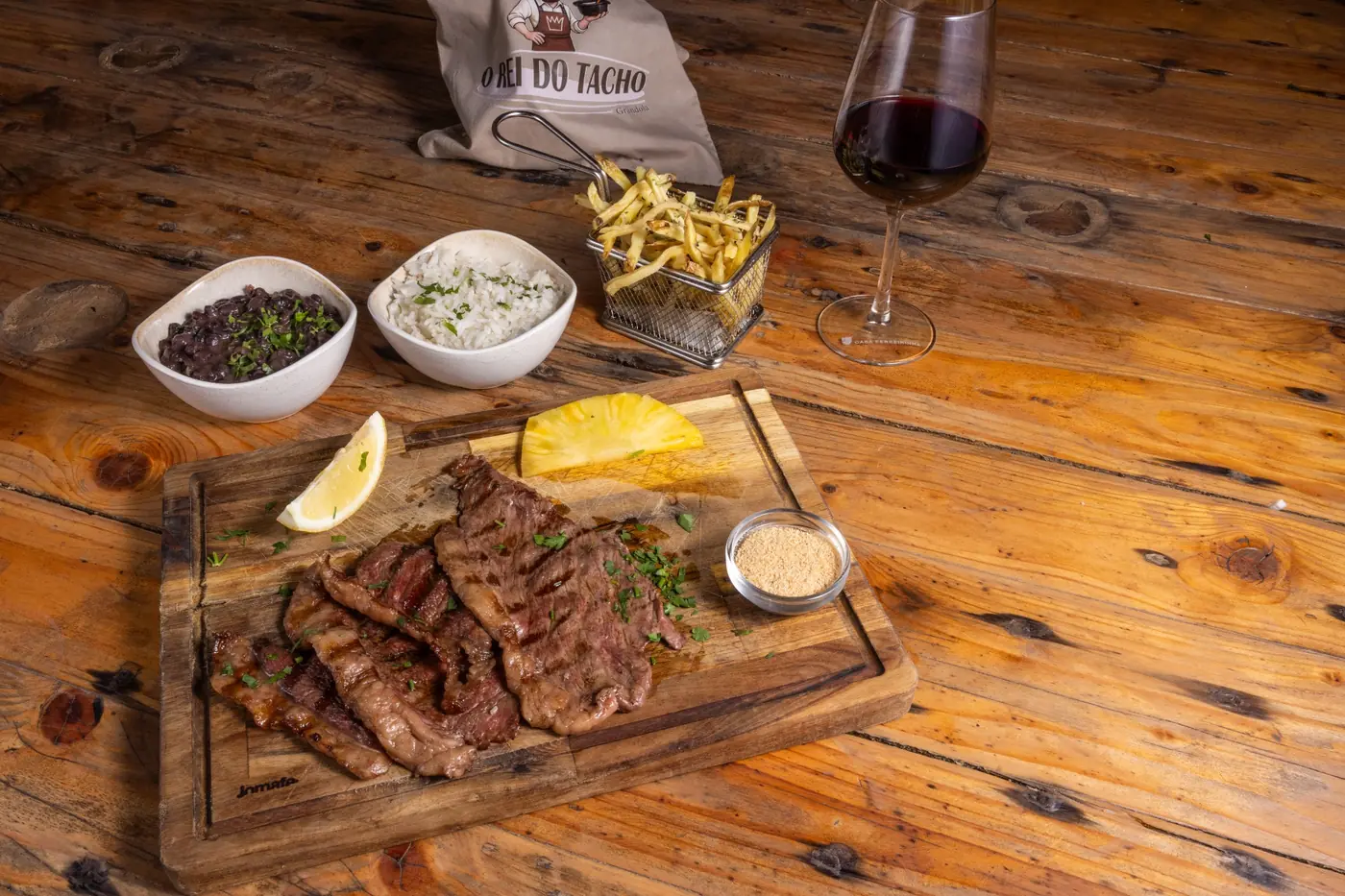 Carne grelhada com acompanhamentos no restaurante O Rei do Tacho em Grândola