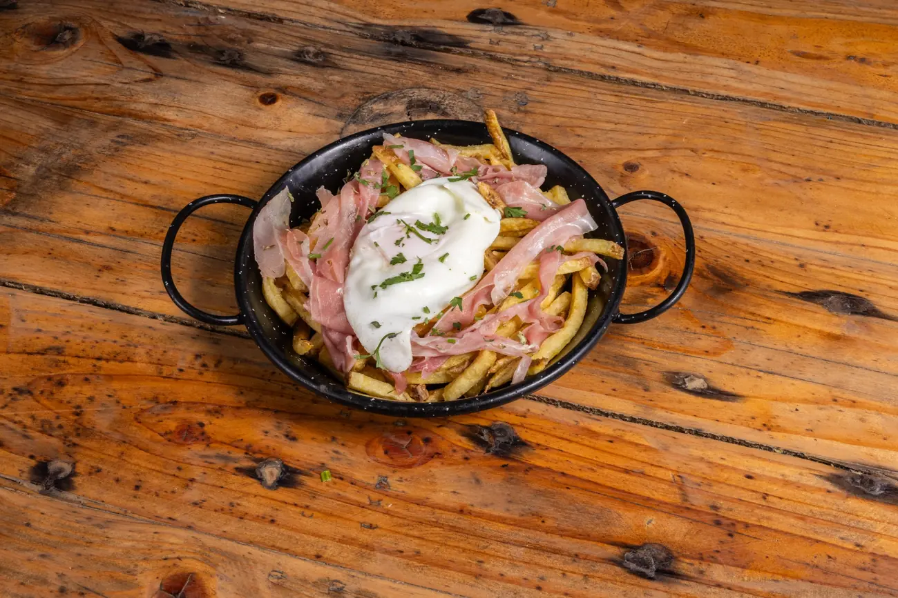 Couvert tradicional com pão, azeitonas, queijo e presunto no O Rei do Tacho