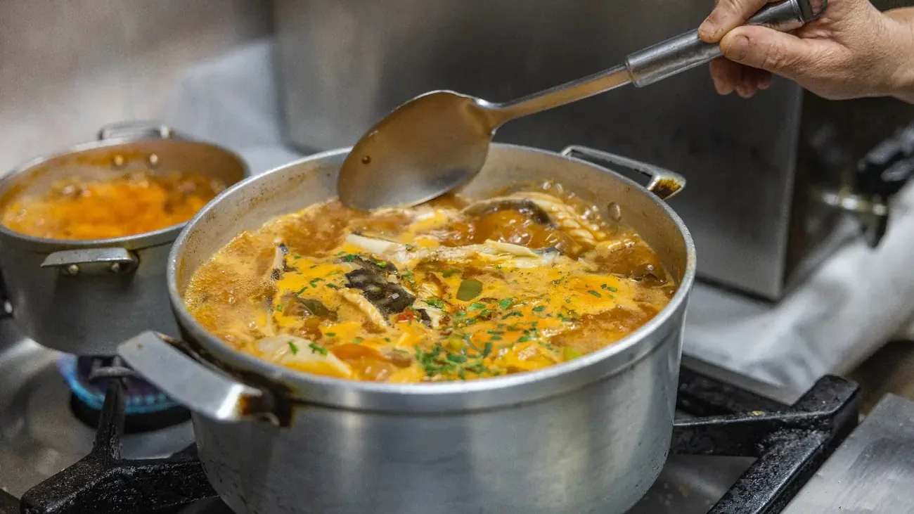 Preparação de peixe na cozinha do Restaurante O Rei do Tacho em Grândola