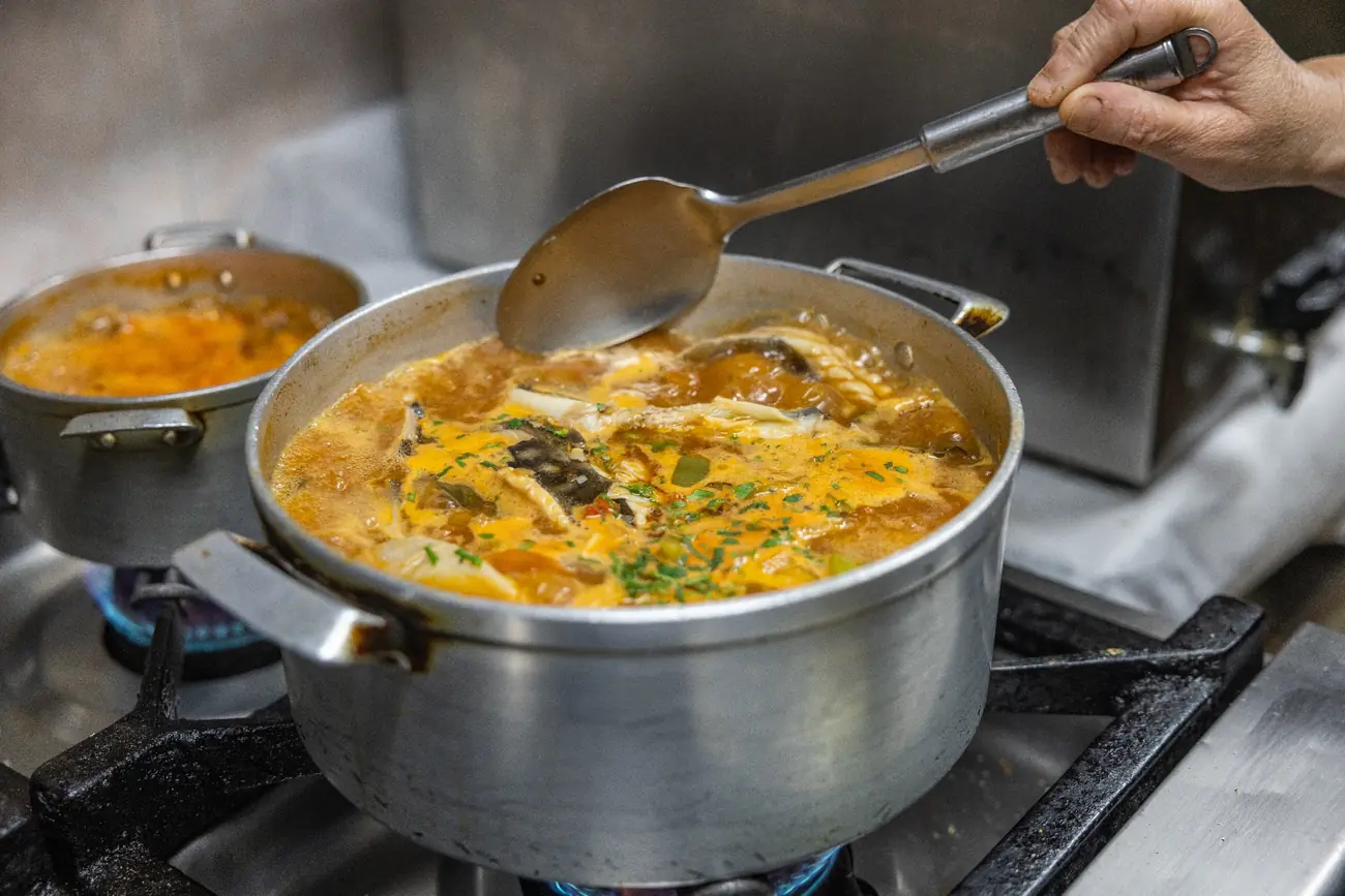 Massa de peixe no tacho no restaurante O Rei do Tacho em Grândola